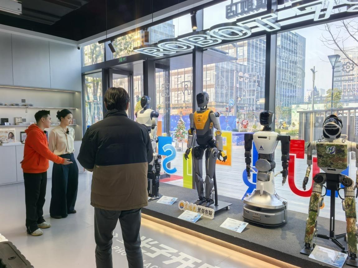 Besucher vergleichen unterschiedliche Robotertypen und ihre Einsatzmöglichkeiten