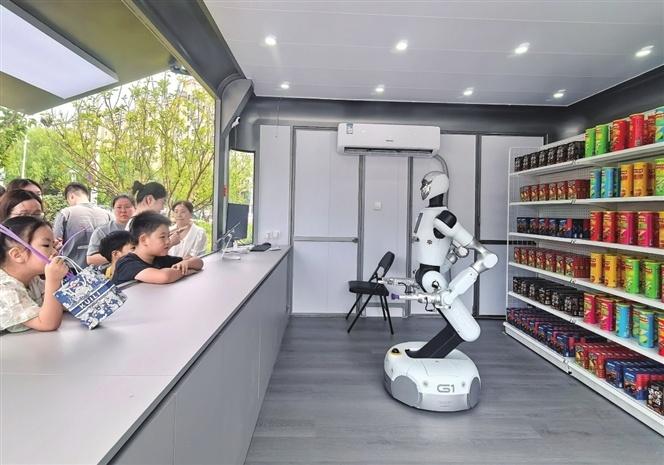Humanoider Roboter bedient Gäste in einem Geschäft
