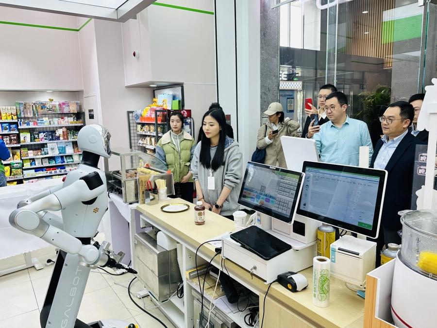 Humanoider Roboter hilft in einem Geschäft