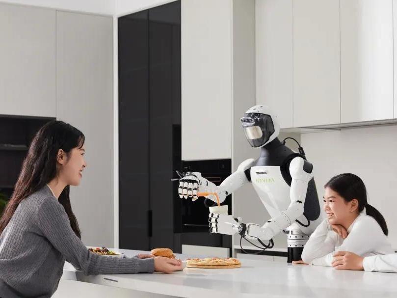 Eine Familie erlebt einen humanoiden Roboter als Unterstützung in der Küche