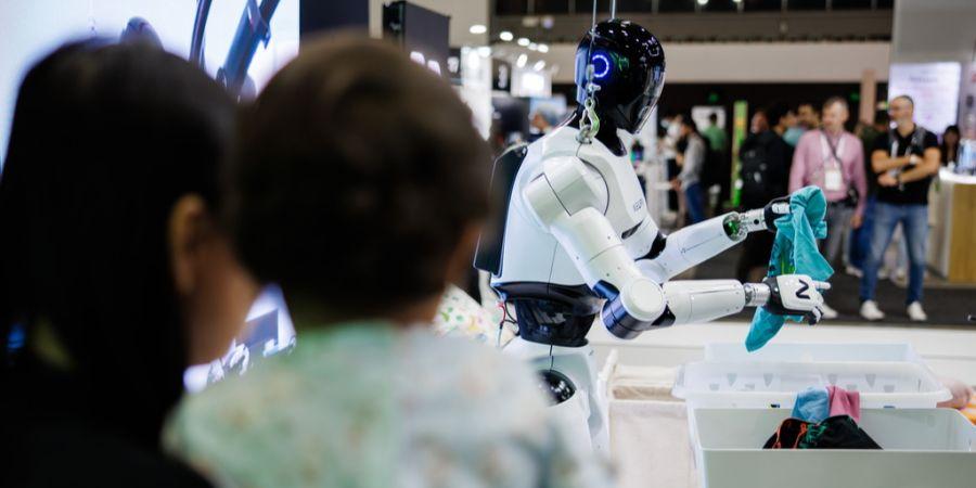 Humanoider Roboter hilft beim Putzen
